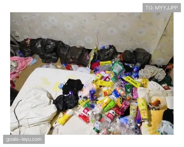 辛德hu家的冰箱里塞满了能量饮料，连瓶矿泉水都找不到