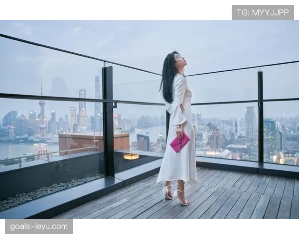 李梦又现豪宅派对，摄像头外的她和球场上判若两人！